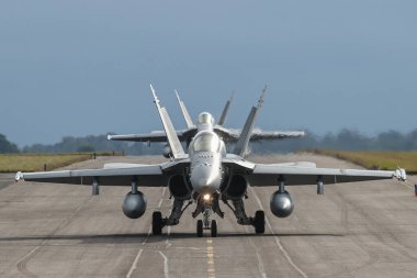 Bir Finlandiya Hava Kuvvetleri F-18 taksisi, Kraliyet Hava Kuvvetleri Waddington, Waddington, Birleşik Krallık 'ta 24-2 Kraliyet Hava Kuvvetleri Waddington tatbikatı sırasında, 25 Eylül 2024