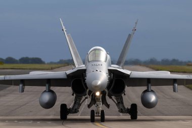 24 Eylül 2024 'te Waddington Kraliyet Hava Kuvvetleri Waddington Kraliyet Hava Kuvvetleri Waddington, Birleşik Krallık' ta Kobra Savaşçısı 24-2 Kraliyet Hava Kuvvetleri tatbikatı sırasında Fin Hava Kuvvetleri taksisinden McDonnell Douglas F / A-18 Hornets