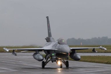 General Dynamics F-16 Kraliyet Hava Kuvvetleri Waddington Kraliyet Hava Kuvvetleri Waddington, Waddington, Birleşik Krallık 'ta Kobra Savaşçısı 24-2 Kraliyet Hava Kuvvetleri tatbikatı sırasında Polonya Hava Kuvvetleri' nin Falcon 'u ile savaşıyor.