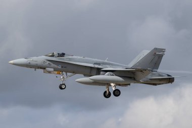 Finlandiya Hava Kuvvetleri 'nden McDonnell Douglas F / A-18 Hornet, Kraliyet Hava Kuvvetleri Waddington, Waddington, Birleşik Krallık' ta 24-2 Kraliyet Hava Kuvvetleri Waddington tatbikatı sırasında iniş yaptı.