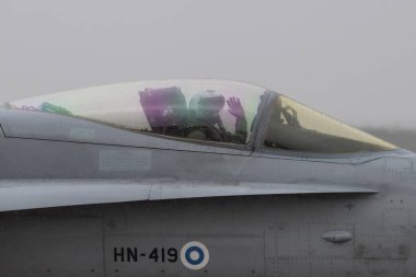 Finlandiya Hava Kuvvetleri pilotu McDonnell Douglas F / A-18 Hornet Kraliyet Hava Kuvvetleri Waddington, Waddington, Birleşik Krallık 'ta Kobra Savaşçısı 24-2 Kraliyet Hava Kuvvetleri tatbikatı sırasında dalgalar halinde, 26 Eylül 2024