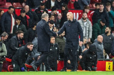 Manchester United 'ın on Hag teknik direktörü, Manchester United' ın Tottenham Hotspur 'a karşı oynadığı Premier League maçının sonunda Ange Postecoglou teknik direktörü ile el sıkışıyor.