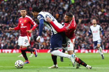 Tottenham Hotspur 'dan Djed Spence ve Manchester United Premier League maçında Manchester United ile Tottenham Hotspur arasında 29 Eylül 202' de Old Trafford, Manchester, İngiltere 'de oynanan karşılaşmada top için mücadele etti.