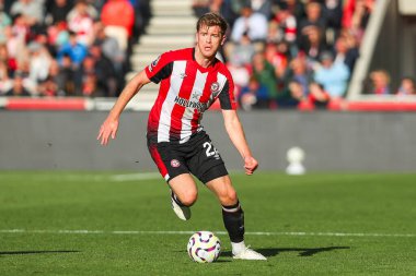 Brentford 'dan Nathan Collins, Premier League maçında Brentford-West Ham United maçında topla koşuyor. Gtech Community Stadyumu, Londra, Birleşik Krallık, 28 Eylül 2024