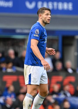 Everton 'dan James Tarkowski Premier League maçı sırasında Everton, 28 Eylül 2024' te Goodison Park, Liverpool 'da Crystal Palace' a karşı.