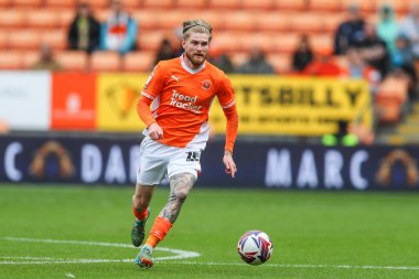 Blackpool takımından Hayden Coulson, 28 Eylül 2024 'te Bloomfield Road, Blackpool' da oynanan Blackpool-Burton Albion maçında topa vuruyor.