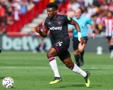 West Ham United takımından Mohammed Kudus, Premier League maçında Brentford-West Ham United maçında Londra 'daki Gtech Community Stadyumu' nda koşuyor.