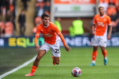 Blackpool 'dan Rob Apter, 28 Eylül 2024' te Bloomfield Road, Blackpool 'da oynanan Blackpool-Burton Albion maçında topu ileri taşıyor.