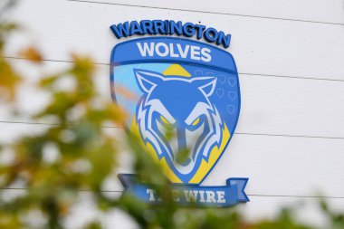 28 Eylül 2024 'te İngiltere' nin Warrington şehrindeki Halliwell Jones Stadyumu 'nda oynanan Betfred Süper Lig eleme maçından önce stadyumun dışında genel bir manzara vardı.