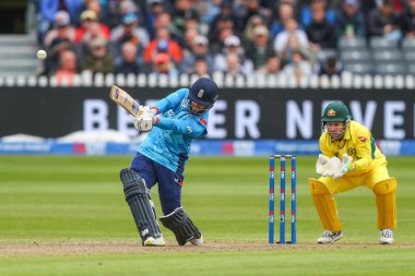 İngiltere 'den Ben Duckett, Birleşik Krallık' ın Bristol şehrinde oynanan 1. Uluslararası Metro Bankası maçında 6 sayı kaydetti.