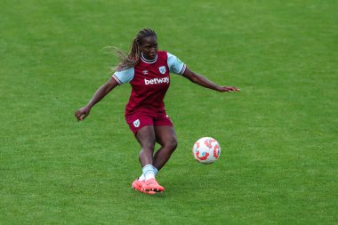 West Ham United takımından Viviane Asseyi, 29 Eylül 2024 'te İngiltere' nin başkenti Londra 'daki Chigwell İnşaat Stadyumu' nda oynanan Batı Ham United Women - Liverpool Women maçında topu çaprazladı.