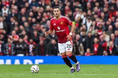 Manchester United takımından Diogo Dalot, Manchester United 'ın Tottenham Hotspur' a karşı 29 Eylül 2024 tarihinde oynadığı Premier League maçında topa vuruyor.