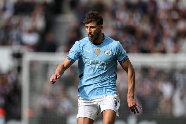 Manchester City 'den Rben Dias, Premier League maçı Newcastle United' ın Manchester City 'e karşı 28 Eylül 2024' te St. James 's Park, Newcastle, İngiltere' de oynadığı maçta topa vuruyor.