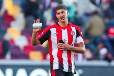 Brentford 'dan Vitaly Janelt, 28 Eylül 2024' te İngiltere 'deki Gtech Community Stadyumu' nda oynanan Premier League karşılaşması sonrasında takımlar berabere kaldıktan sonra taraftarları kabul ediyor.