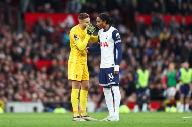 Tottenham Hotspur 'dan Guglielmo Vicario, Manchester United' ın Tottenham Hotspur 'a karşı oynadığı Premier Lig karşılaşmasında Tottenham Hotspur' dan Djed Spence ile konuşuyor.