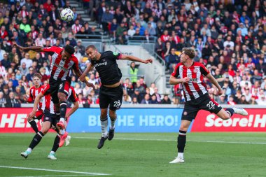 Brentford 'dan Ethan Pinnock, Premier League maçı Brentford-West Ham United maçında Maximilian Kilman ile birlikte Gtech Community Stadyumu, Londra, Birleşik Krallık' ta 28 Eylül 2024 'te atlıyor.