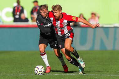 West Ham United takımından Jarrod Bowen, 21 Eylül 2024 'te İngiltere' nin Gtech Community Stadyumu 'nda Brentford-West Ham United Premier League karşılaşmasında Kristoffer Ajer ile top için mücadele etti.
