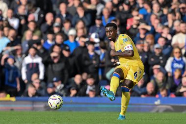 Crystal Palace 'dan Marc Guhi, 28 Eylül 2024' te İngiltere 'nin Liverpool kenti Goodison Park' ta oynanan Everton - Crystal Palace Premier League maçı sırasında pas attı.