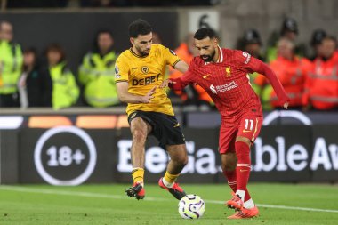 Liverpool 'dan Muhammed Salah, Wolverhampton Wanderers - Liverpool maçı sırasında Wolineux, Wolverhampton, Birleşik Krallık' ta 28 Eylül 2024 'te oynanan Premier League karşılaşmasında Wolverhampton Wanderers' dan Rayan At-Nouri 'nin baskısıyla pas verdi.