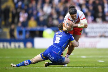 St. Helens 'ten Sione Mata' utia 'ya, 28 Eylül 2024' te Warrington, İngiltere 'deki Halliwell Jones Stadyumu' nda oynanan Betfred Süper Lig eleme maçında Warrington Kurtları 'ndan Toby King tarafından meydan okundu.