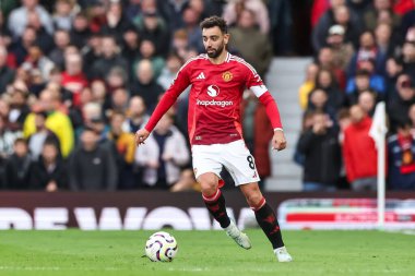 Manchester United takımından Bruno Fernandes, Manchester United 'ın Tottenham Hotspur' a karşı 29 Eylül 202 tarihinde Old Trafford, Manchester, Birleşik Krallık 'ta oynadığı Premier League maçında topa vuruyor.