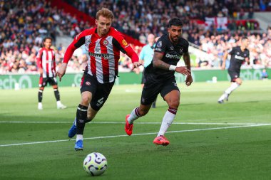 Brentford 'dan Sepp Van Den Berg, Premier League karşılaşmasında West Ham United takımından Emerson Palmieri' nin baskısı altında. Brentford, West Ham United 'a karşı Gtech Community Stadyumu, Londra, 28 Eylül 2024