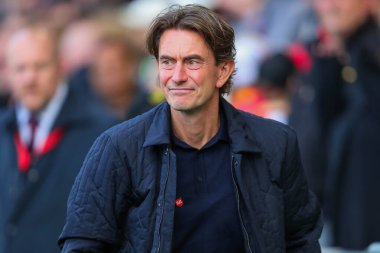 Brentford 'dan Thomas Frank, Premier Lig maçı sırasında Brentford-West Ham United maçına Londra' daki Gtech Community Stadyumu 'nda bakıyor.