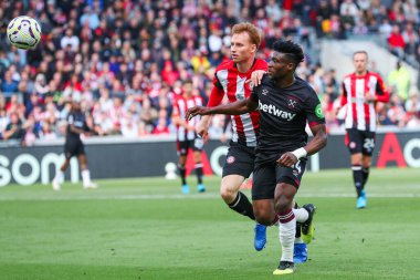 West Ham United 'dan Muhammed Kudus, Brentford Premier Lig karşılaşmasında Brentford-West Ham United maçında İngiltere' nin Gtech Community Stadyumu, Londra 'da 28 Eylül 2024' te oynanan karşılaşmada Sepp Van Den Berg tarafından baskı altına alındı.