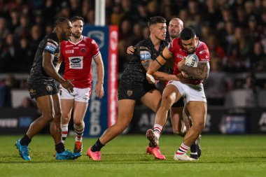Salford Red Devils takımının oyuncusu Tim Lafai, 27 Eylül 2024 'te İngiltere' nin Eccles şehrindeki Salford Stadyumu 'nda oynanan Betfred Süper Lig eleme maçında Leigh Leopards takımından Owen Trout ile karşılaştı.
