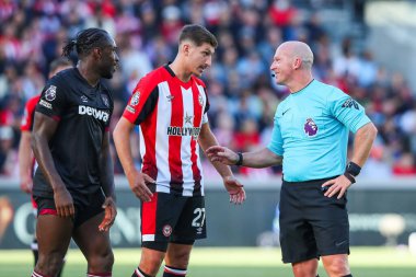 Hakem Simon Hooper Brentford 'dan Vitaly Janelt ile konuşuyor. Premier Lig maçı Brentford - West Ham United maçını anlatıyor. Gtech Community Stadyumu, Londra, Birleşik Krallık, 28 Eylül 2024