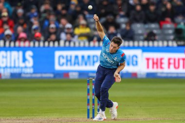 İngiltere 'den Matthew Potts topu, Birleşik Krallık' ın Bristol şehrinde oynanan ve İngiltere 'nin Avustralya' ya karşı oynadığı 