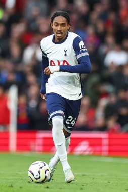 Tottenham Hotspur 'dan Djed Spence, Manchester United ile Tottenham Hotspur arasında oynanan Premier Lig maçında topu 29 Eylül 2024' te Old Trafford, Manchester, İngiltere 'de aldı.