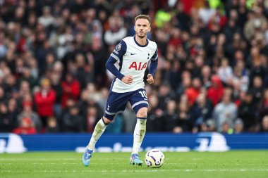 Tottenham Hotspur takımından James Maddison, Manchester United ile Tottenham Hotspur 'un 29 Eylül 202' de Old Trafford, Manchester, İngiltere 'de oynadıkları Premier League maçında topa vuruyor.