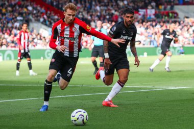 Brentford 'dan Sepp Van Den Berg, Premier League karşılaşmasında West Ham United takımından Emerson Palmieri' nin baskısı altında. Brentford, West Ham United 'a karşı Gtech Community Stadyumu, Londra, 28 Eylül 2024