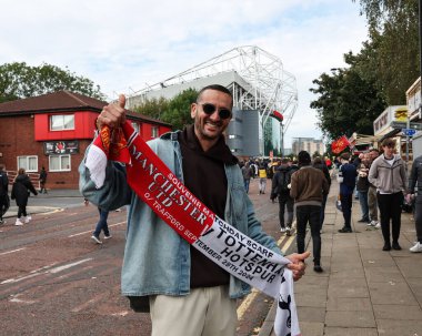 Premier Lig maçında Old Trafford yakınlarında eşarplı bir taraftar Manchester United ile Tottenham Hotspur maçında Old Trafford, Manchester, Birleşik Krallık 'ta, 29 Eylül 2024