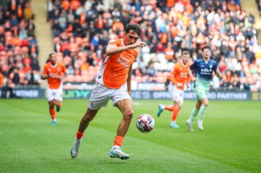 Blackpool 'dan Kyle Joseph, 28 Eylül 2024' te Bloomfield Road, Blackpool 'da oynanan Blackpool-Burton Albion maçında topu ileri taşıyor.