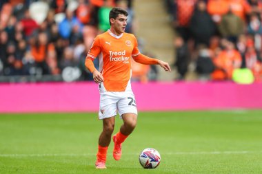 Blackpool 'dan Rob Apter, 28 Eylül 2024' te Bloomfield Road, Blackpool 'da oynanan Blackpool-Burton Albion maçında topu ileri taşıyor.
