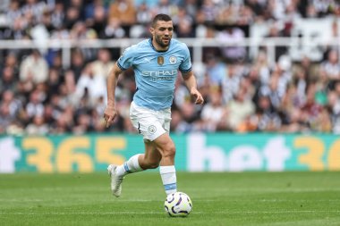Manchester City 'den Mateo Kovai, Premier League maçı Newcastle United' ın Manchester City 'e karşı 28 Eylül 2024' te St. James 's Park, Newcastle' da oynadığı maçta topa vuruyor.