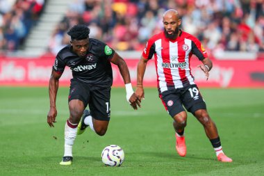 West Ham United 'dan Muhammed Kudus, Brentford Premier Lig karşılaşmasında Brentford-West Ham United maçında Bryan Mbeumo' nun baskısı altında, 28 Eylül 2024 'te Londra' daki The Gtech Community Stadyumu 'nda.