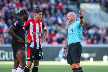 Hakem Simon Hooper, Premier League maçında video hakem yardımcısı Brentford-West Ham United ile 28 Eylül 2024 'te Londra' daki Gtech Community Stadyumu 'nda konuştu.