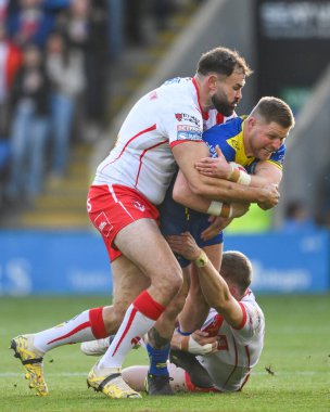 Warrington Wolves 'tan John Bateman, St. Helens' ten Joe Batchelor ve St. Helens 'ten Alex Walmsley tarafından oynanan Betfred Süper Lig eleme maçında elendi. 2 Warrington Wolves, St. Helens' e karşı Halliwell Jones Stadyumu, Warrington, İngiltere