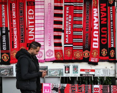 Manchester United 'ın atkıları, Manchester United ve Tottenham Hotspur maçında Old Trafford, Manchester, Birleşik Krallık' ta 29 Eylül 202 tarihinde Old Trafford 'da satışa sunuldu.