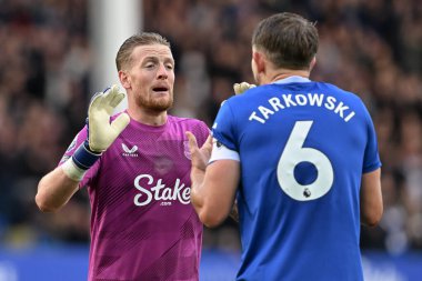 Everton 'dan Jordan Pickford 28 Eylül 2024' te İngiltere 'nin Liverpool kenti Goodison Park' ta oynanan Premier League maçı sırasında Everton ve Crystal Palace maçında Everton 'dan James Tarkowski ile konuştu.