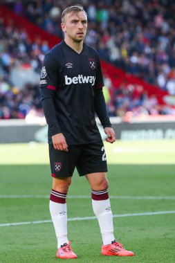 West Ham United takımından Jarrod Bowen, Premier League maçında Brentford - West Ham United maçını izliyor.