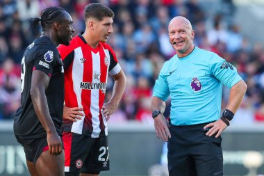 Hakem Simon Hooper, Premier League maçında video hakem yardımcısı Brentford-West Ham United ile 28 Eylül 2024 'te Londra' daki Gtech Community Stadyumu 'nda konuştu.