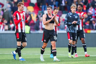 Brentford 'dan Yehor Yarmoliuk, 28 Eylül 2024' te İngiltere 'deki Gtech Community Stadyumu' nda oynanan Premier League karşılaşması sonrasında takımlar berabere kaldıktan sonra taraftarları kabul ediyor.