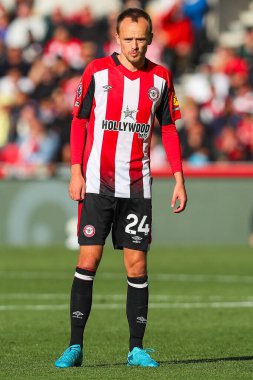 Brentford 'dan Mikkel Damsgaard, Premier League maçında Brentford-West Ham United maçını izliyor. Gtech Community Stadyumu, Londra, 28 Eylül 2024