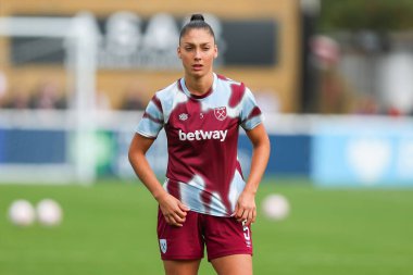 West Ham United takımından Amber Tysiak, 29 Eylül 2024 'te Londra' daki Chigwell İnşaat Stadyumu 'nda Batı Ham United Women - Liverpool Women maçından önce ısındı.