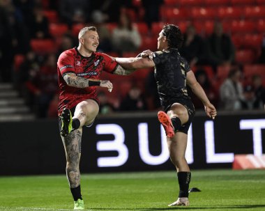 Leigh Leoparları 'ndan Josh Charnley ve Leigh Leopards' dan Lachlan Lam, 27 Eylül 2024 'te Salford Stadyumu, Eccles, İngiltere' de oynanan Betfred Süper Lig eleme maçı eleme maçında ısındılar.