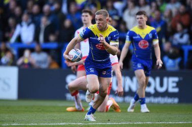 Warrington Wolves takımından Matt Dufty, 28 Eylül 2024 'te İngiltere, Warrington' daki Halliwell Jones Stadyumu 'nda oynanan Betfred Süper Lig eleme maçında topla koşuyor.